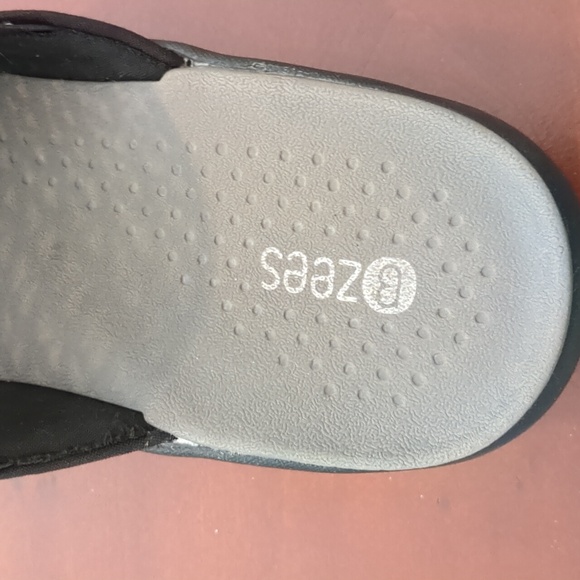 Bzees Women's Cabana Black Flip Flops Sz 8 - Picture 4 of 7